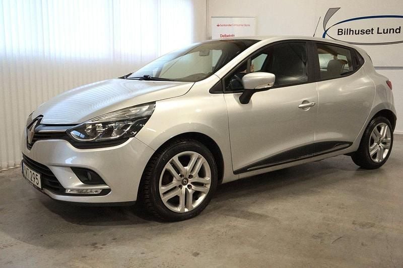 Silver Begagnad 2018 Renault Clio IV Zen Halvkombi | 109 000 kr (Lite dyr) - Bild 1/4