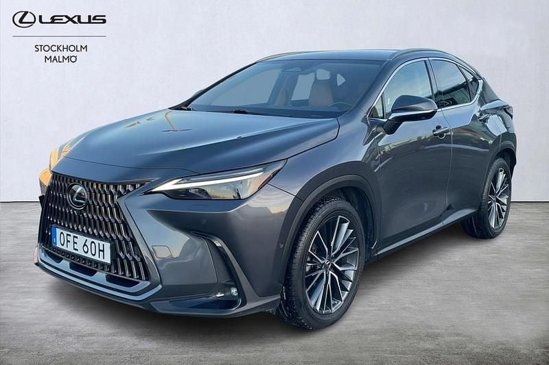 Grå Begagnad 2022 Lexus NX450h+ Luxury Line SUV | 559 000 kr (Marknadspris) - Bild 1/4