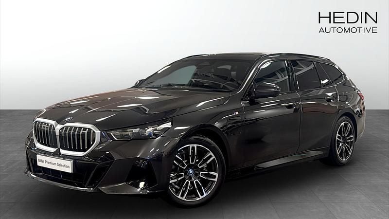 Grå (grey) Begagnad 2025 BMW 530e M Sport Kombi | 668 700 kr (Marknadspris) - Bild 1/4