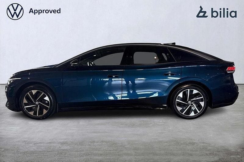 Blå Begagnad 2024 VW ID.7 Pro Sedan | 490 000 kr (Marknadspris) - Bild 1/4