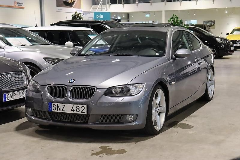 Grå Begagnad 2006 BMW 335 Comfort Edition Sportkupé | 169 900 kr (Marknadspris) - Bild 1/3