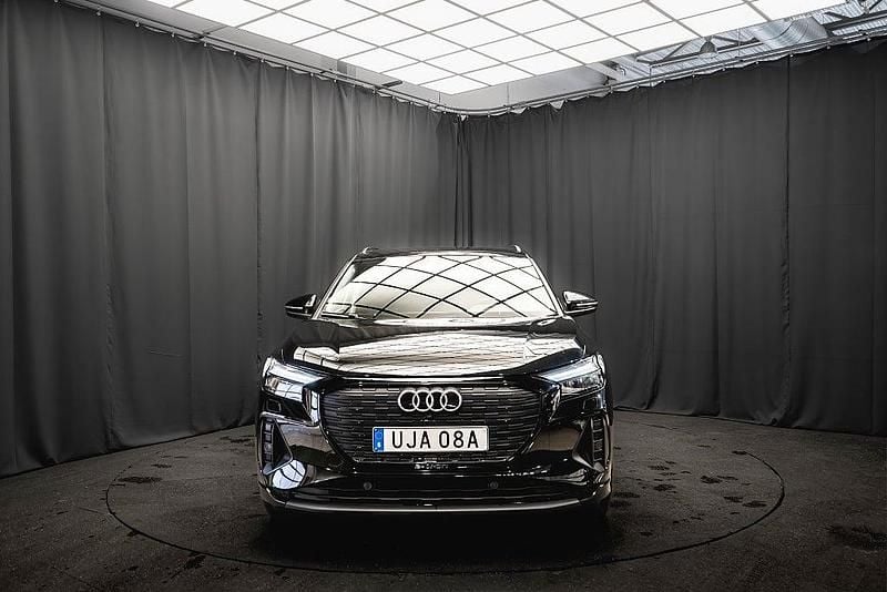 Begagnad Audi Q4 e-tron Advanced Plus 219 kW (299 HK) 2022 Svart SUV