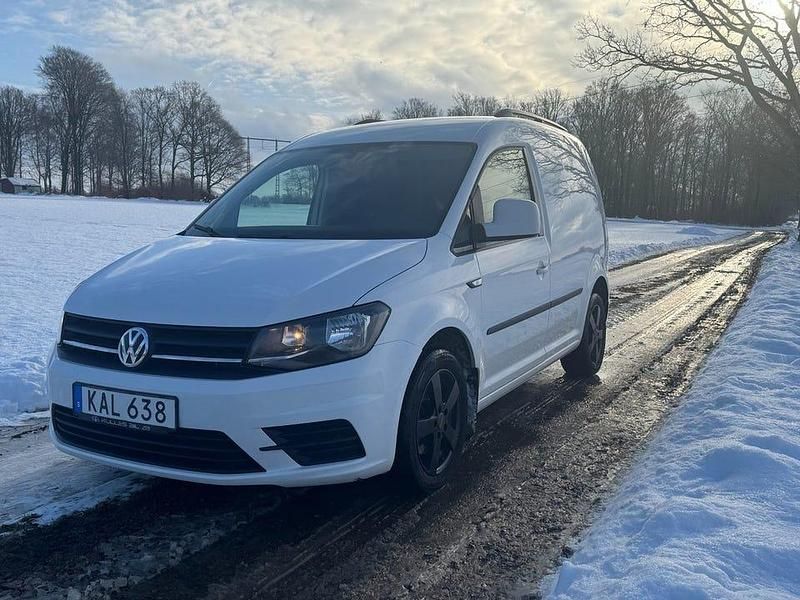 Vit Begagnad 2016 VW Caddy Minibuss | 99 900 kr (Marknadspris) - Bild 1/4