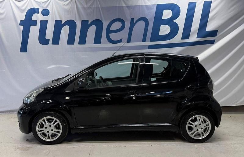 Svart Begagnad 2010 Toyota Aygo Halvkombi | 39 500 kr (Marknadspris) - Bild 1/4