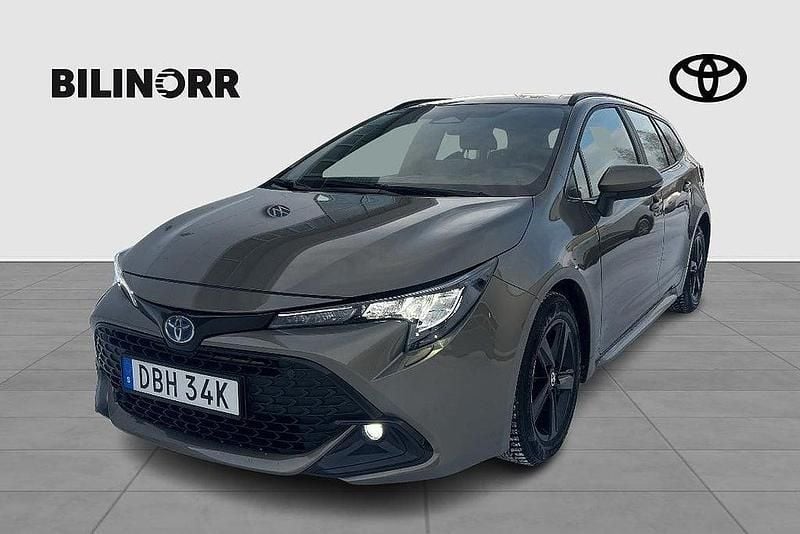 Grön Begagnad 2023 Toyota Corolla Active Kombi | 269 900 kr (Marknadspris) - Bild 1/3