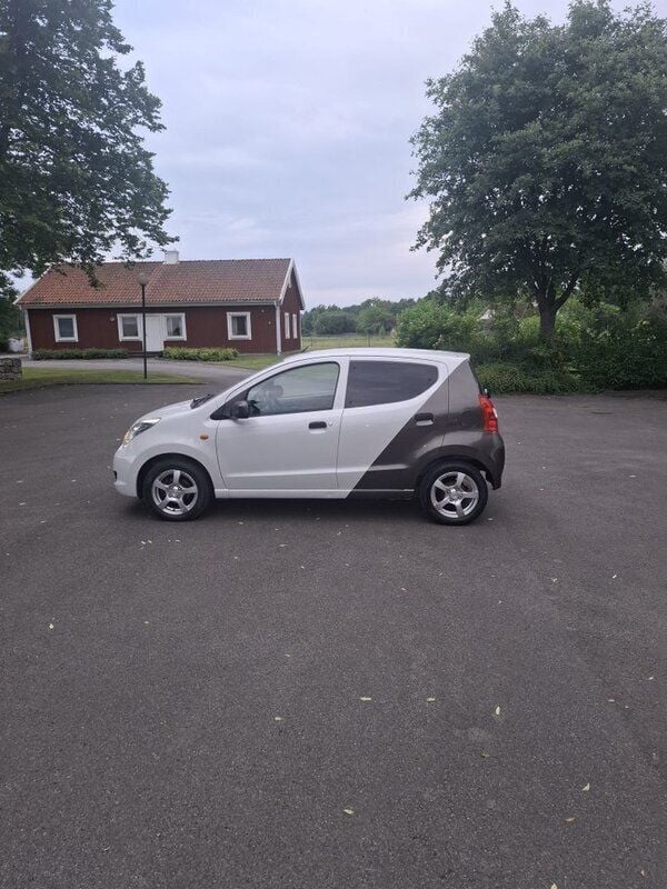Vit Begagnad 2011 Suzuki Alto Halvkombi | 27 000 kr (Marknadspris) - Bild 1/4
