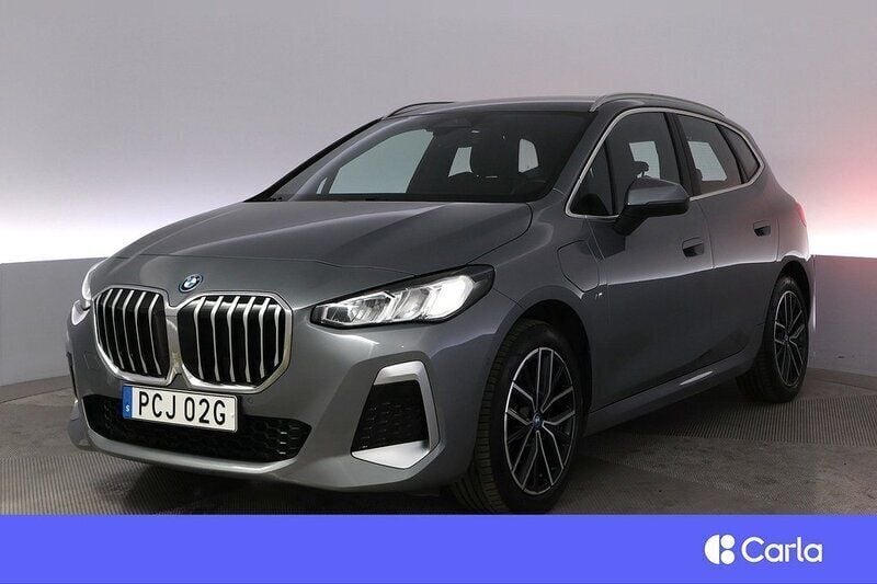 Grå Begagnad 2023 BMW 225 Active Tourer M Sport Minibuss | 345 900 kr (Bra pris) - Bild 1/4