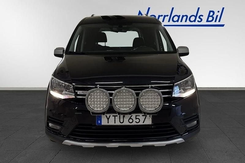 Begagnad VW Caddy 122 HK (89 kW) 2018 Deep black pärleffekt Minibuss
