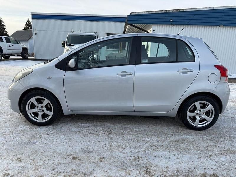 Begagnad Toyota Yaris 99 HK (72 kW) 2011 Silver Halvkombi