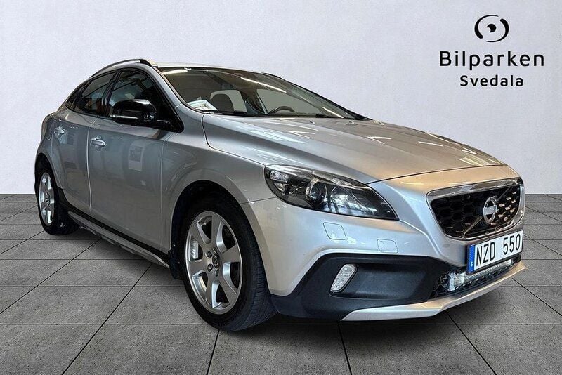 Silver Begagnad 2013 Volvo V40 CC Momentum Kombi | 139 990 kr (Marknadspris) - Bild 1/4