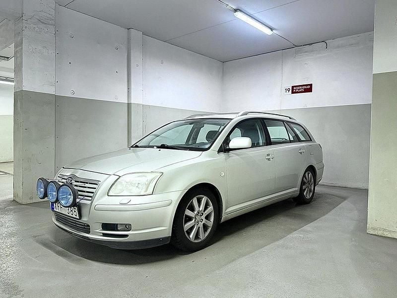 Silver Begagnad 2005 Toyota Avensis Kombi | 25 800 kr (Marknadspris) - Bild 1/4
