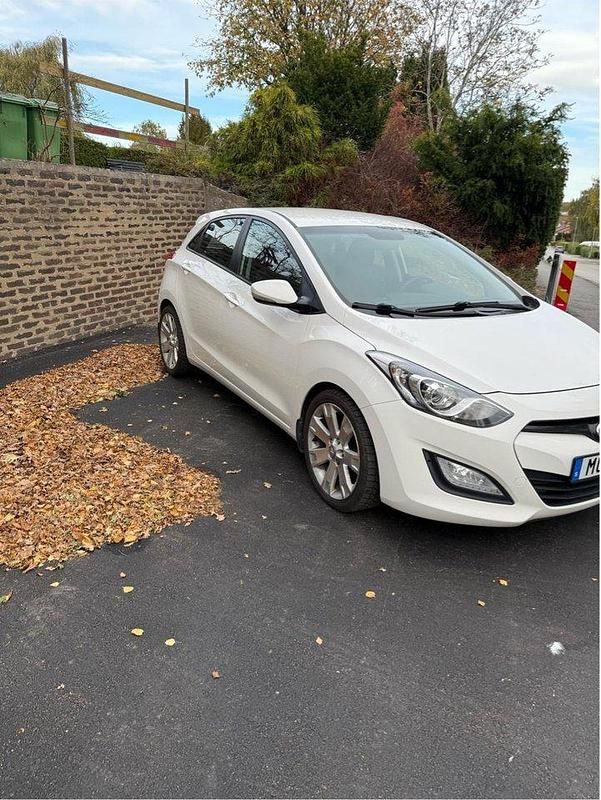 Vit Begagnad 2013 Hyundai i30 Sport Halvkombi | 42 000 kr (Marknadspris) - Bild 1/4