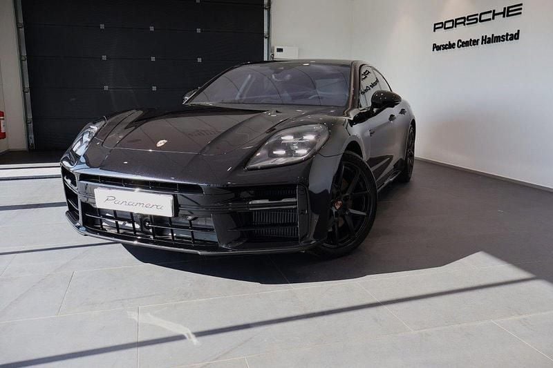 Svart (black) Begagnad 2025 Porsche Panamera 4 Sedan | 1 685 000 kr - Bild 1/4