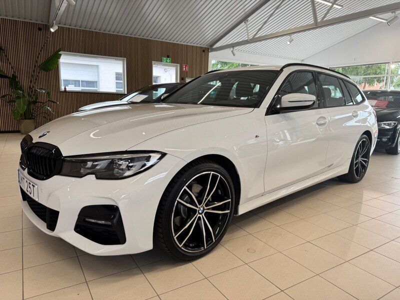 Vit Begagnad 2021 BMW 320 M Sport Kombi | 309 900 kr (Marknadspris) - Bild 1/4