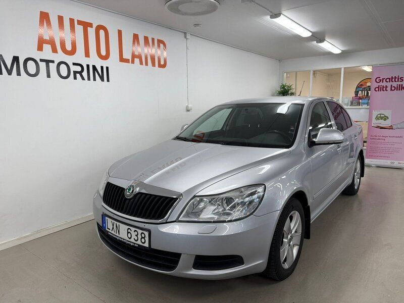 Silver Begagnad 2011 Skoda Octavia Ambiente Halvkombi | 59 900 kr (Marknadspris) - Bild 1/4