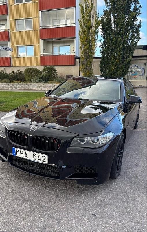 Svart Begagnad 2012 BMW 520 Comfort Edition Sedan | 134 000 kr (Marknadspris) - Bild 1/4
