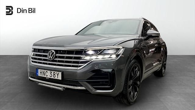 Grå Begagnad 2022 VW Touareg Executive SUV | 554 900 kr (Marknadspris) - Bild 1/4