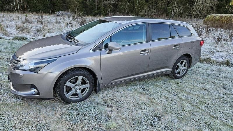 Brun Begagnad 2015 Toyota Avensis Multidrive S Kombi | 90 000 kr (Superpris) - Bild 1/4