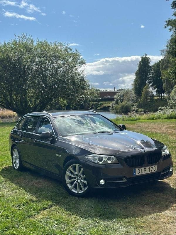 Brun Begagnad 2015 BMW 520 Kombi | 164 900 kr (Marknadspris) - Bild 1/4