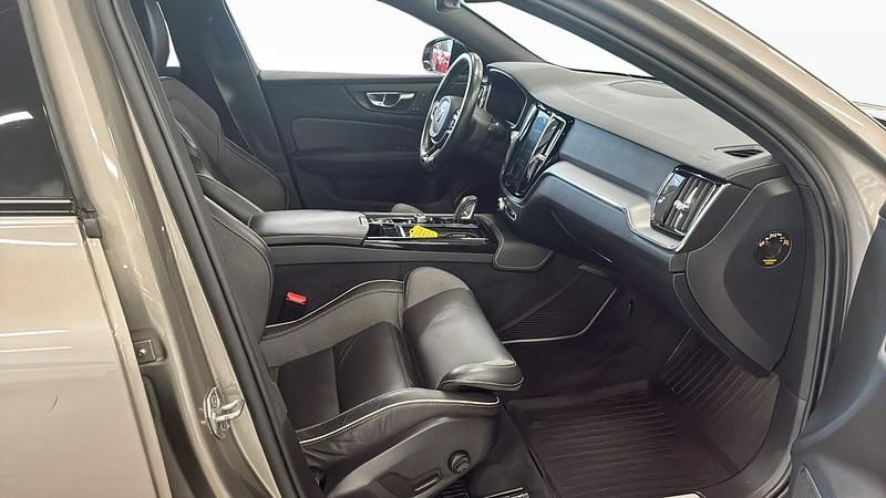 Begagnad Volvo V60 R-Design 340 HK (250 kW) 2020 Grå Kombi