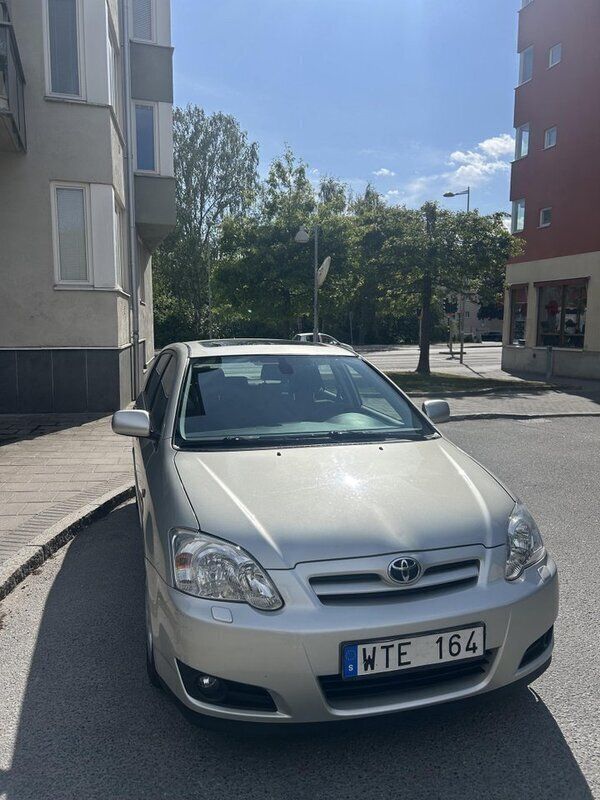 Silver Begagnad 2005 Toyota Corolla Halvkombi | 60 000 kr (Lite dyr) - Bild 1/4