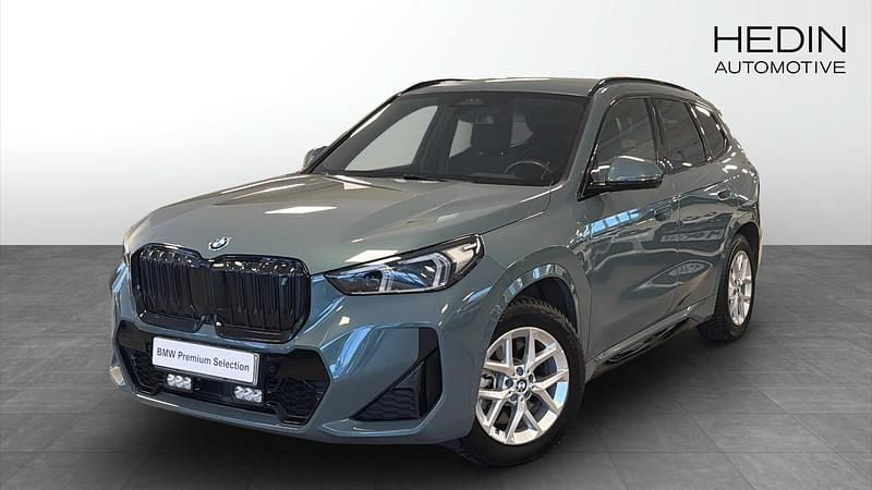 Grön Begagnad 2023 BMW iX1 Shadowline SUV | 458 700 kr (Dyr) - Bild 1/4