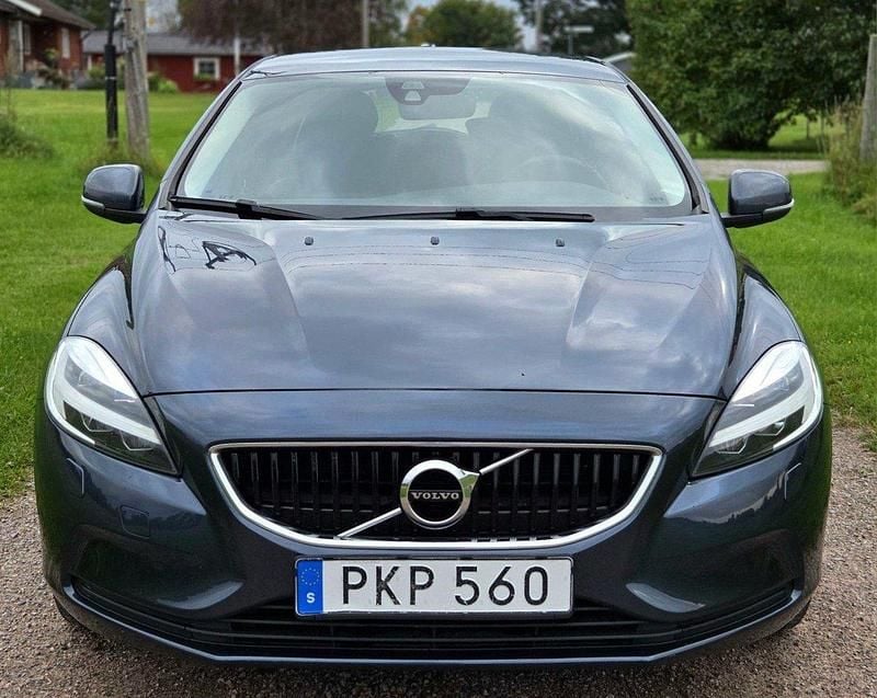 Blå Begagnad 2018 Volvo V40 Kombi | 150 000 kr (Bra pris) - Bild 1/4
