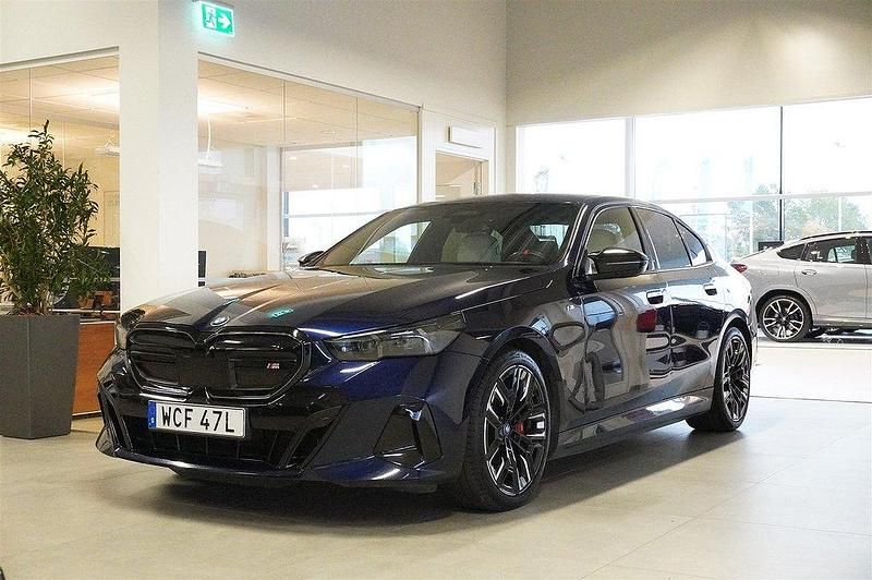 Blå Begagnad 2023 BMW i5 Comfort Edition Sedan | 749 800 kr - Bild 1/4