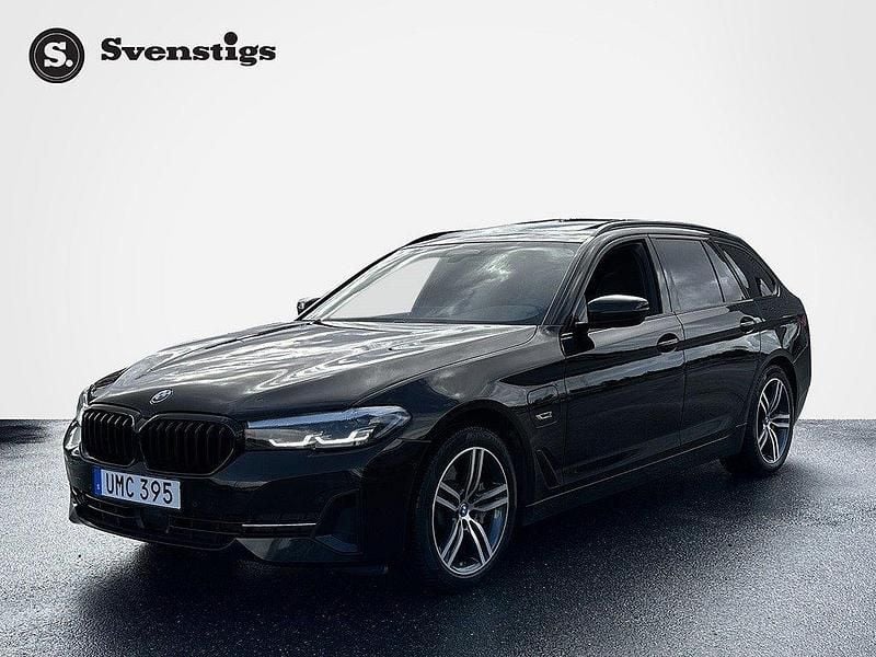 Svart Begagnad 2022 BMW 530e M Sport Kombi | 289 400 kr (Superpris) - Bild 1/4
