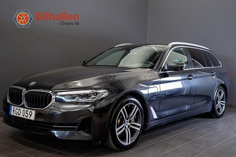 Grå Begagnad 2020 BMW 530e Sport Line Kombi | 289 900 kr (Bra pris) - Bild 1/4