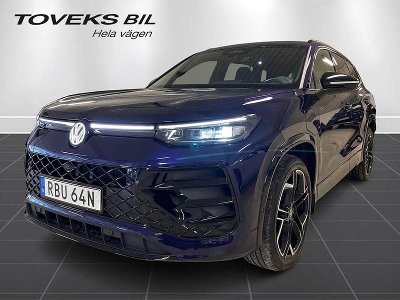 Ultraviolett metallic exc Begagnad 2025 VW Tayron R-line SUV | 589 900 kr (Superpris) - Bild 1/4