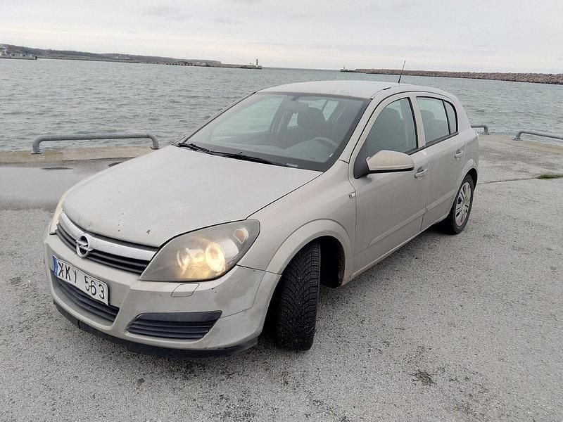 Grå Begagnad 2006 Opel Astra Halvkombi | 13 000 kr (Bra pris) - Bild 1/4