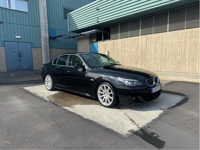 Svart Begagnad 2004 BMW 530 M Sport Sedan | 85 000 kr (Marknadspris) - Bild 1/4
