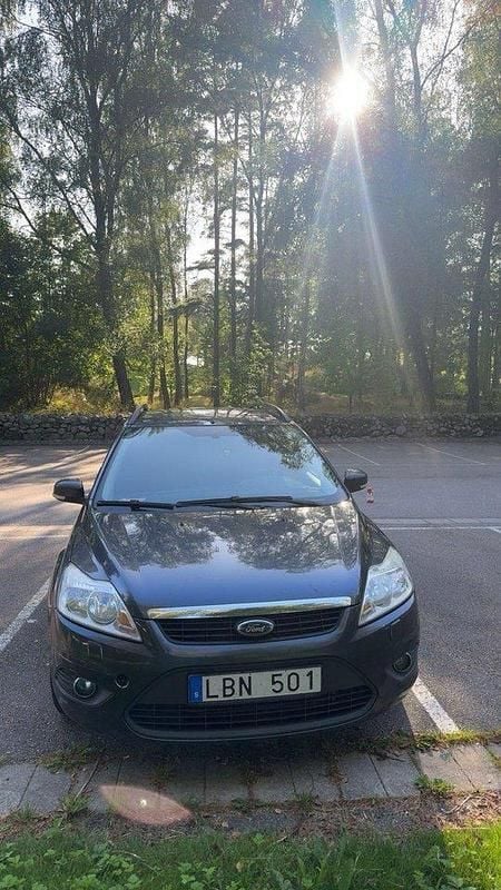 Grå Begagnad 2011 Ford Focus Platinum Kombi | 25 000 kr (Bra pris) - Bild 1/4