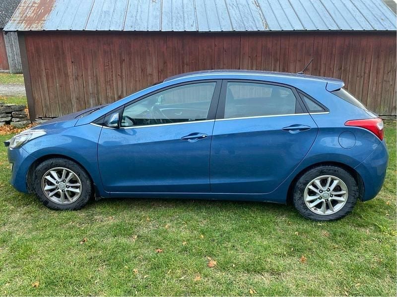 Blå Begagnad 2015 Hyundai i30 Comfort Halvkombi | 52 000 kr (Bra pris) - Bild 1/3