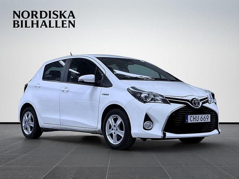 Vit Begagnad 2016 Toyota Yaris Hybrid Active Halvkombi | 109 795 kr (Marknadspris) - Bild 1/4