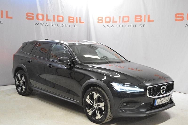 Svart Begagnad 2021 Volvo V60 CC Momentum Kombi | 239 900 kr (Bra pris) - Bild 1/4