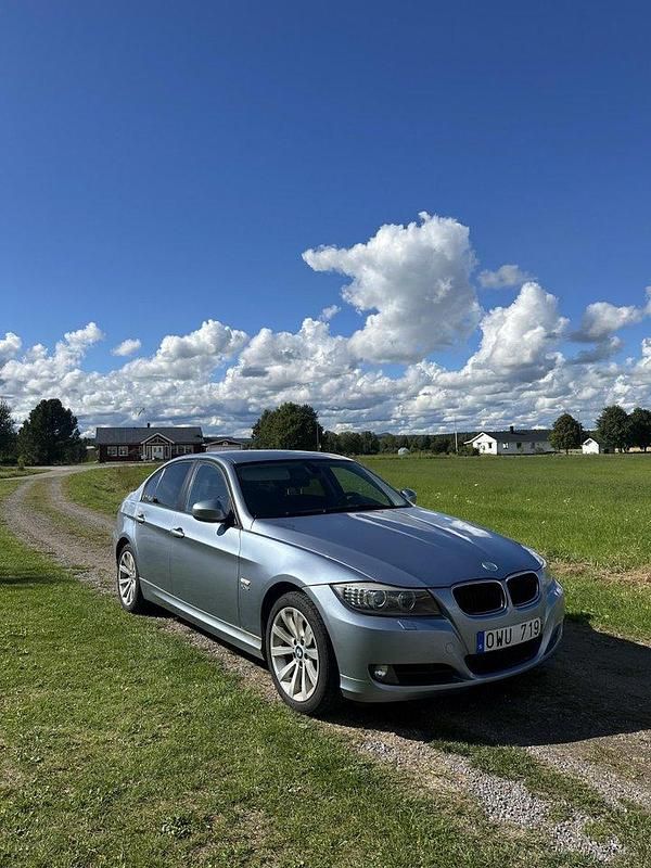 Blå Begagnad 2010 BMW 320 Comfort Edition Sedan | 79 900 kr (Marknadspris) - Bild 1/4