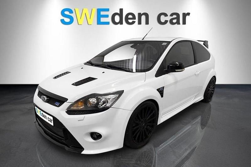 Vit Begagnad 2011 Ford Focus RS Halvkombi | 279 900 kr - Bild 1/4
