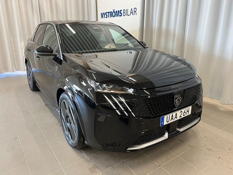 Svart Begagnad 2024 Peugeot e-3008 GT SUV | 479 900 kr (Marknadspris) - Bild 1/4