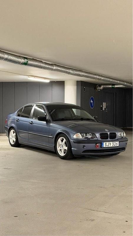 Blå Begagnad 2001 BMW 320 Sport Line Sedan | 49 000 kr (Marknadspris) - Bild 1/4