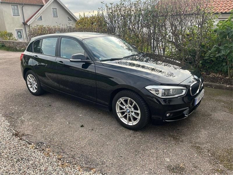 Begagnad 2017 BMW 118 Halvkombi | 95 000 kr (Superpris) - Bild 1/4