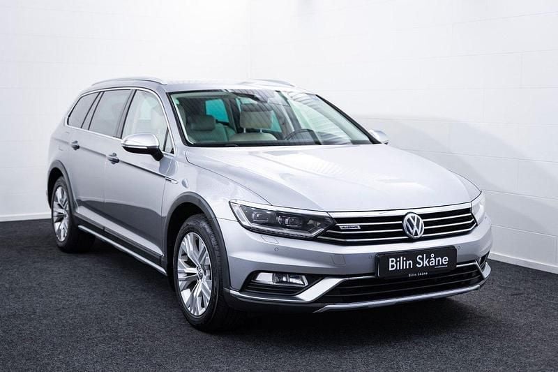 Silver Begagnad 2018 VW Passat Alltrack Kombi | 184 900 kr (Marknadspris) - Bild 1/4