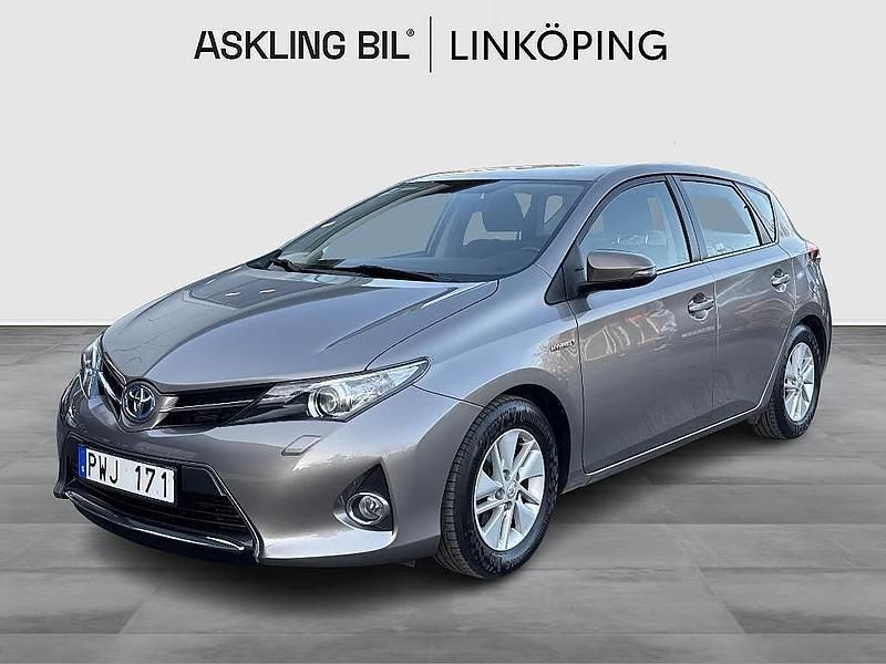 Brun Begagnad 2013 Toyota Auris Hybrid Halvkombi | 129 000 kr (Marknadspris) - Bild 1/4