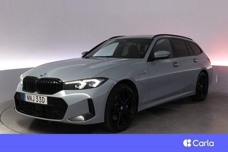 Grå Begagnad 2024 BMW 330e M Sport Kombi | 492 900 kr (Marknadspris) - Bild 1/4