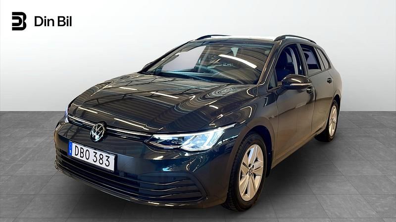 Grå (urano grey) Begagnad 2023 VW Golf VIII Life Kombi | 288 500 kr (Marknadspris) - Bild 1/4