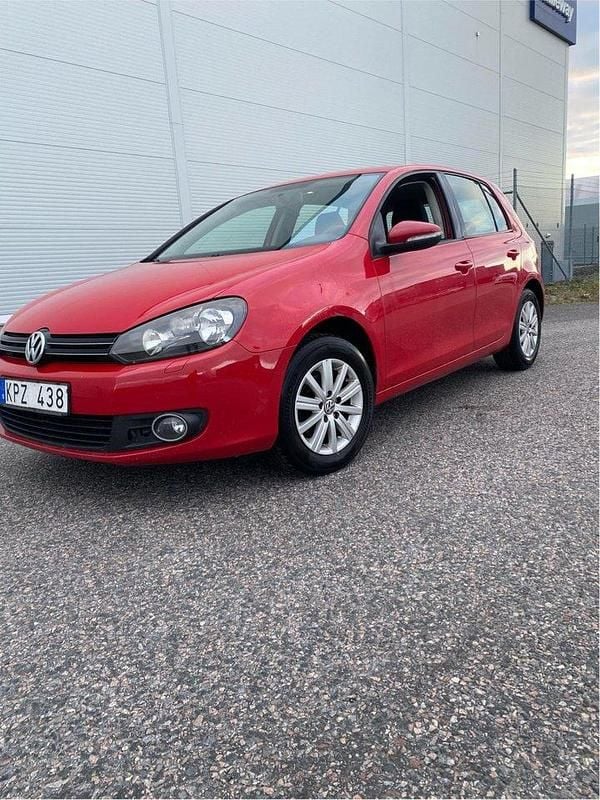 Röd Begagnad 2010 VW Golf Halvkombi | 36 000 kr (Marknadspris) - Bild 1/4