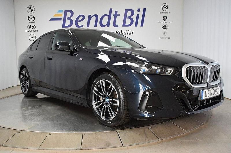 Svart Begagnad 2024 BMW i5 M Sport Sedan | 634 500 kr - Bild 1/3