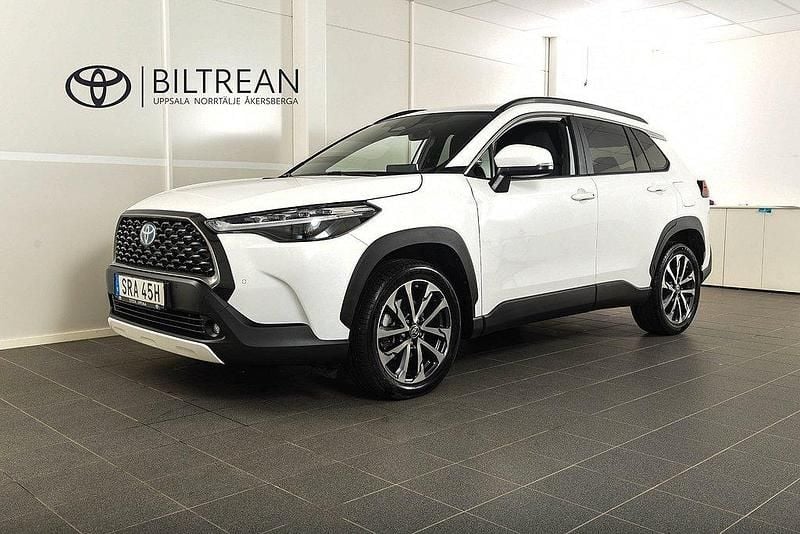 Vit Begagnad 2023 Toyota Corolla Cross Style SUV | 364 900 kr (Marknadspris) - Bild 1/4