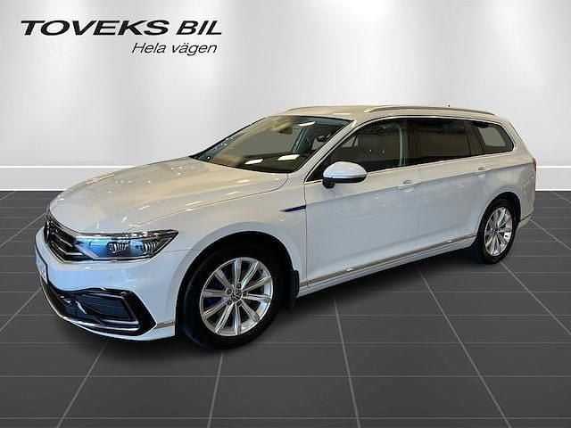 Vit (glacier white metallic) Begagnad 2023 VW Passat GTE Kombi | 359 900 kr (Marknadspris) - Bild 1/4